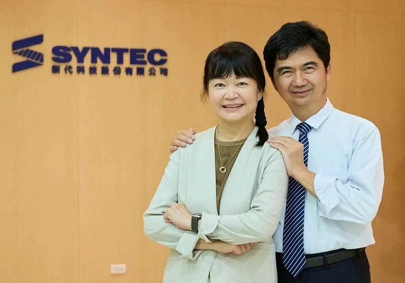 黃芳芷與蔡尤鏗攜手實踐教育理想，讓企業力量成為深耕教育的長久支持。 圖／新代教育基金會提供