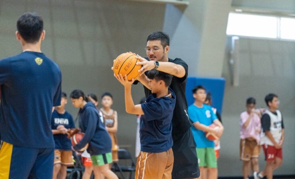 中信籃球球員與孩子互動