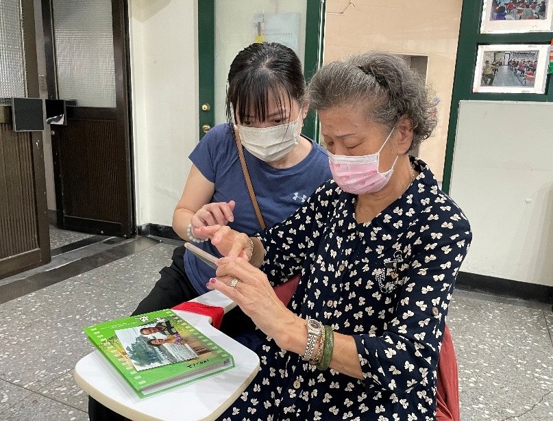 銀髮跟上科技 從求助晚輩到自己會